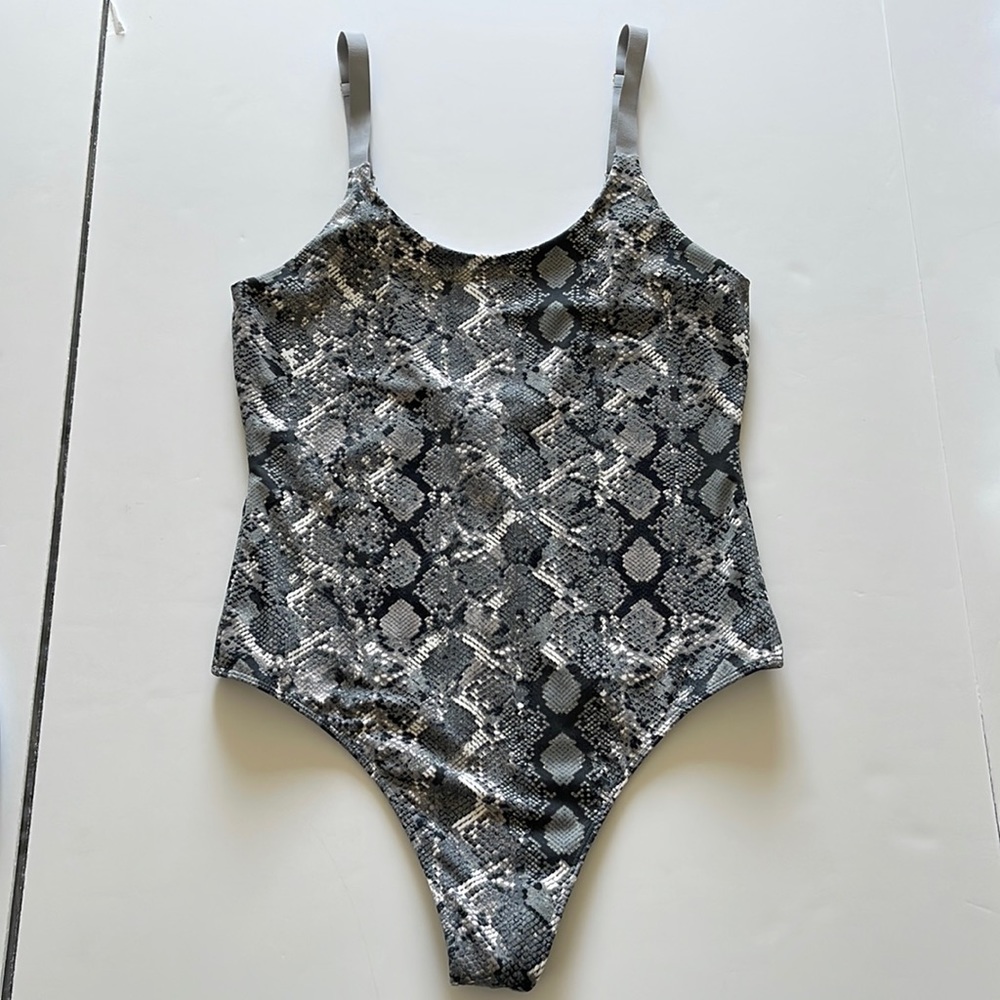 1647- Like new Victoria Sport gray snake print body suit- medium